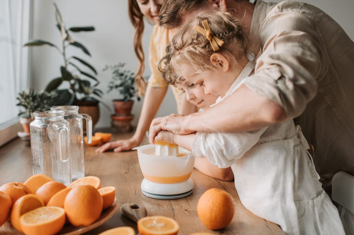 A basic juicing machine with fresh fruit